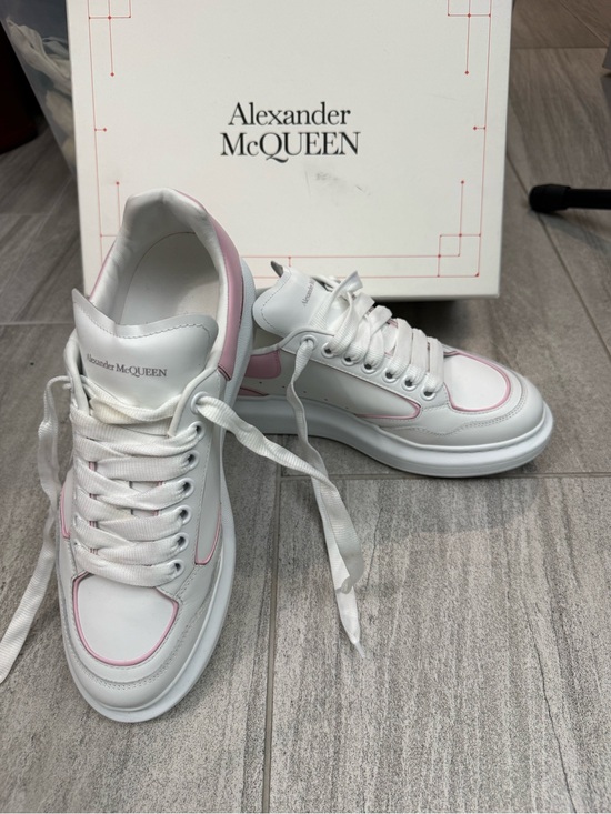 Alexander McQueen Shoes - Size 41.5 Alexander McQUEEN White & Pink Leather Sneakers